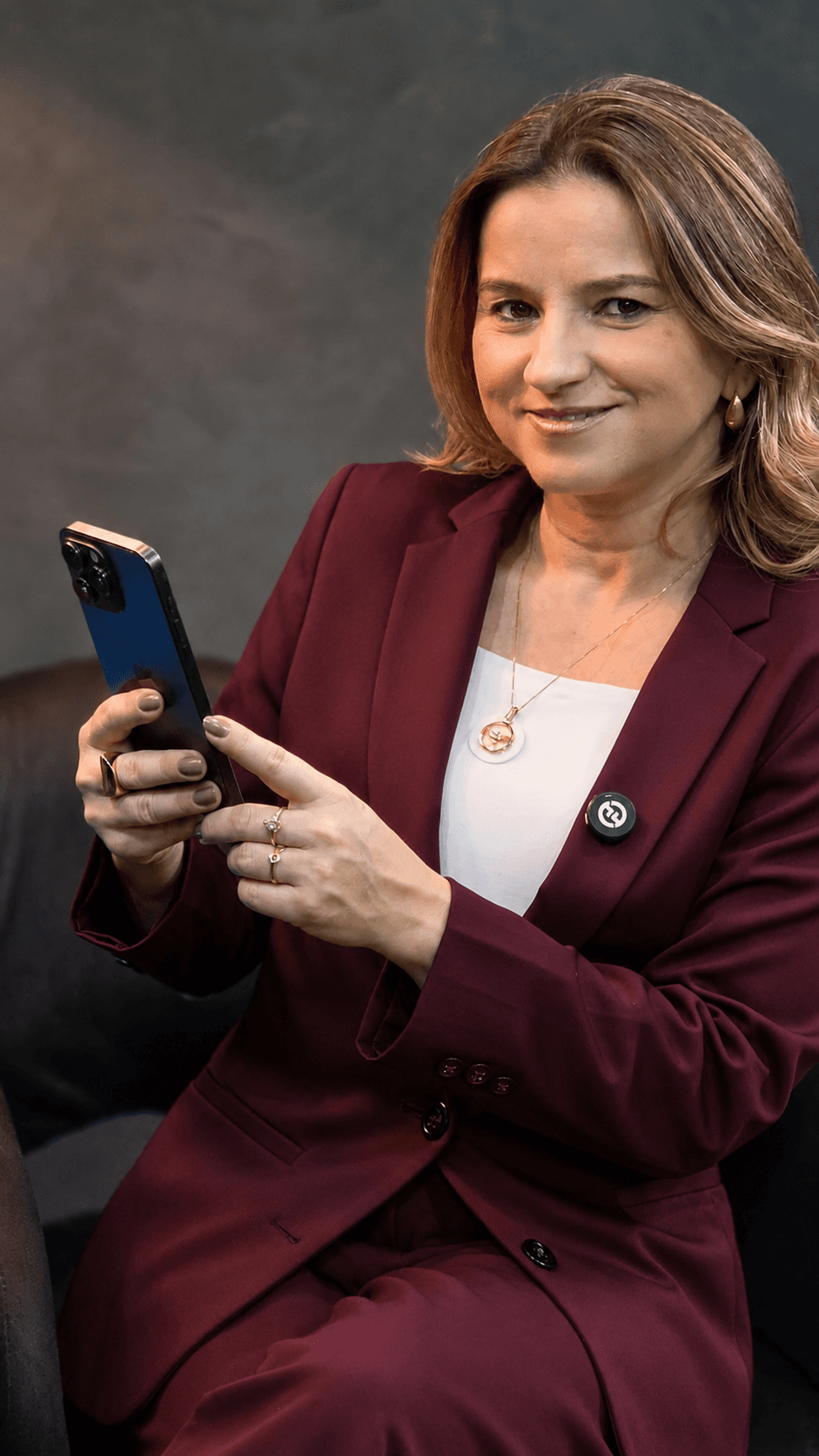 Waleska Quintela utilizando o celular