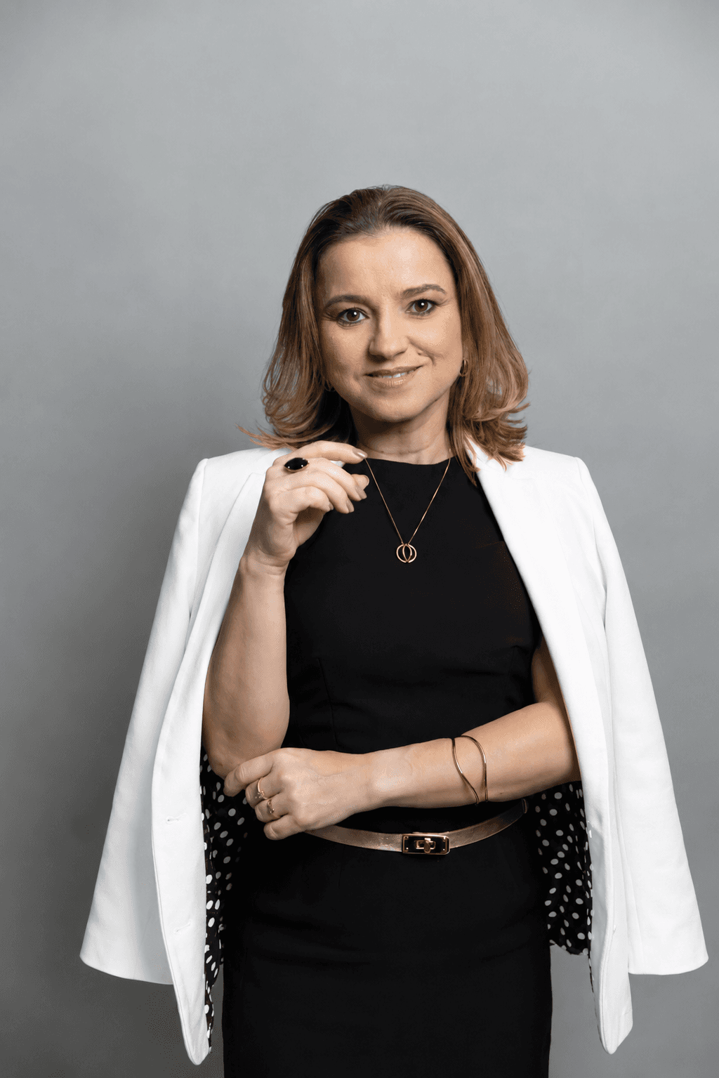 Waleska Quintela de pé, em traje profissional